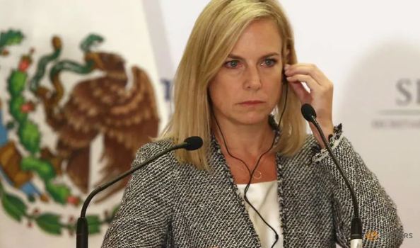 Sau khi tốt nghiệp trung học, bà Nielsen vào trường Đại học Georgetown và tốt nghiệp với tấm bằng cử nhân Khoa học. Sau đó, bà tiếp tục theo học tại trường Luật thuộc Đại học Virginia và nhận bằng Tiến sĩ Luật vào năm 1999. Nữ Bộ trưởng Mỹ này cũng từng học ngành Nhật Bản học tại trường Đại học Nanzan ở Nagoya, Nhật Bản. Ảnh: CNA.