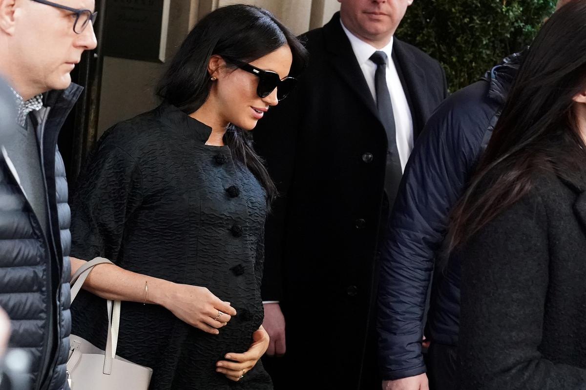 Theo quy tắc, con của Hoàng tử Harry và Công nương Meghan sẽ không được gọi là Hoàng tử hay Công chúa. Nếu họ sinh con trai đầu lòng, đứa trẻ này có thể sẽ được trao tước hiệu là Bá tước Dumbarton. Ảnh: Reuters.