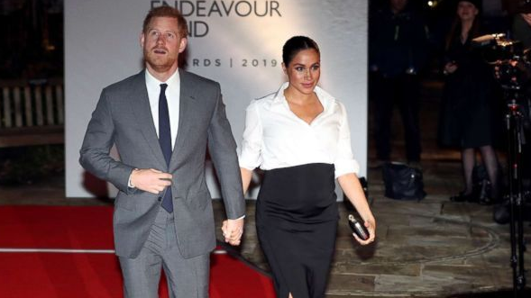 Con của Hoàng tử Harry và Công nương Meghan Markle không lớn lên trong Cung điện Kensington. Được biết, vợ chồng Hoàng tử Harry đã dọn đến ngôi nhà mới của họ - Frogmore Cottage - món quà mà Nữ hoàng Elizabeth II tặng họ. Ảnh: Yahoo.