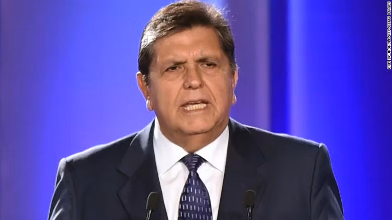 Ngay sau đó, cựu Tổng thống Garcia được đưa tới bệnh viện Casimiro Ulloa tại thủ đô Lima để cấp cứu. Tuy nhiên, do vết thương quá nặng, ông đã tử vong. Ảnh: CNN.