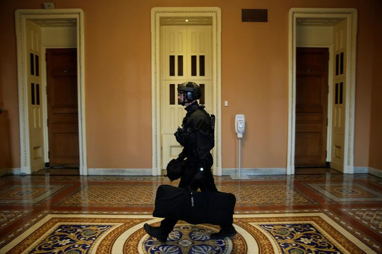 Các nhân viên mật vụ Mỹ bận rộn trước lễ nhậm chức của Tổng thống Trump tại Điện Capitol ở thủ đô Washington ngày 20/1/2017.