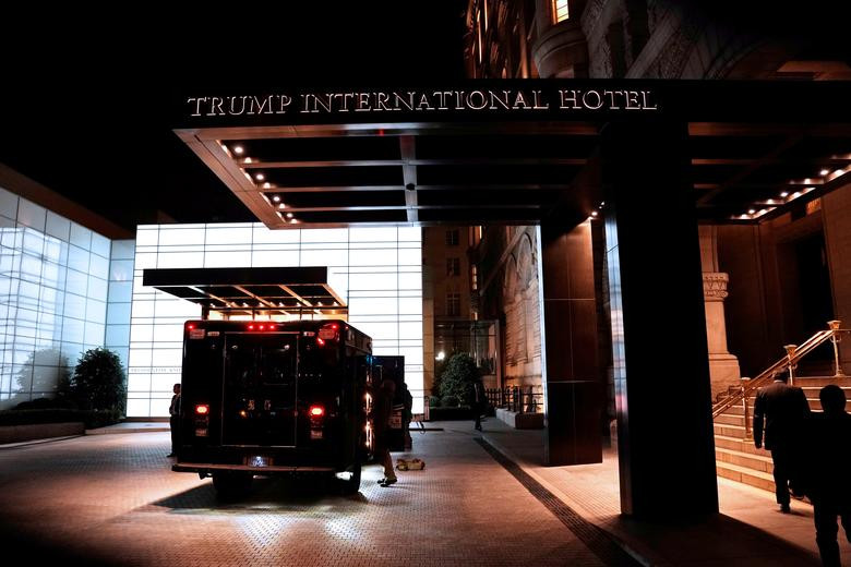 Các thành viên Mật vụ Mỹ dỡ đồ xuống xe tại lối vào Khách sạn quốc tế Trump, nơi Tổng thống Trump ăn tối cùng những người ủng hộ, tại thủ đô Washington ngày 25/10/2018.