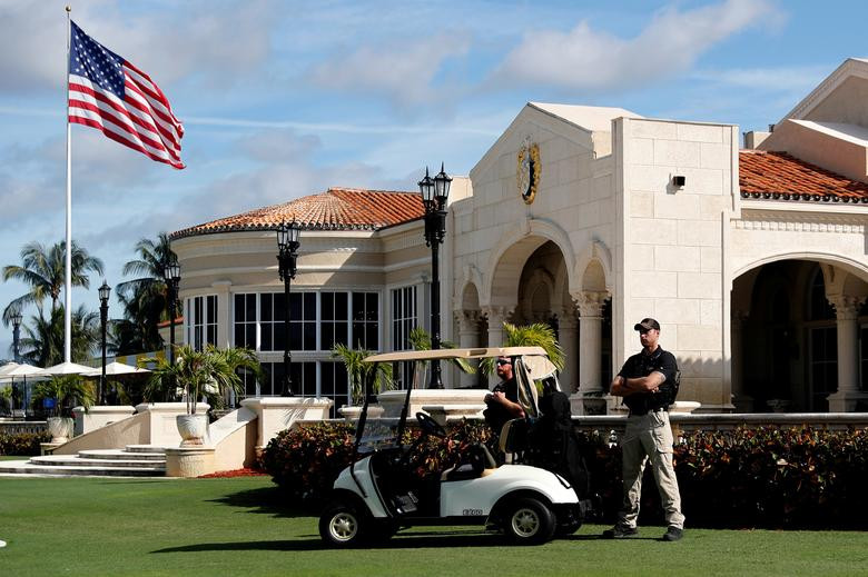 Các nhân viên Mật vụ Mỹ đứng gác khi Tổng thống Trump tới sân golf tại West Palm Beach, bang Florida, ngày 29/12/2017.