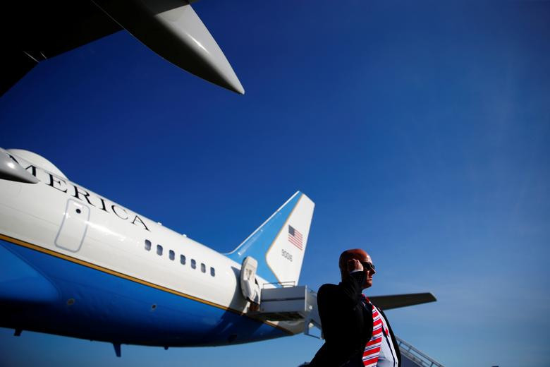 Một mật vụ Mỹ đứng gần chiếc Không lực Một ở Morristown, New Jersey, ngày 29/6/2018.