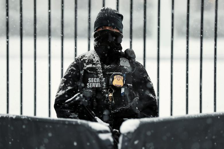 Một mật vụ Mỹ đứng gác trước Nhà Trắng dưới trời tuyết rơi ở thủ đô Washington ngày 20/2/2019.