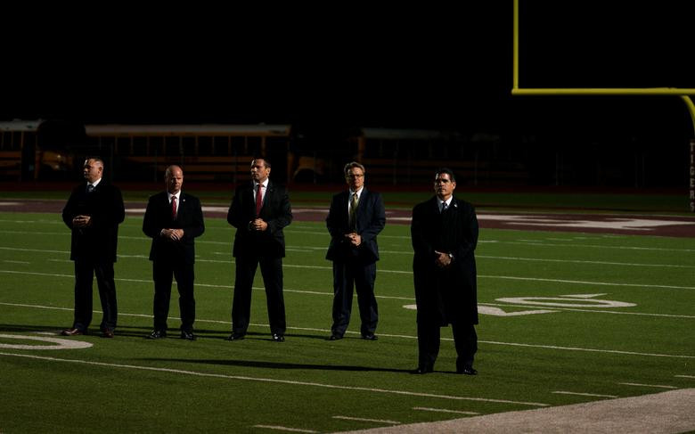 Các mật vụ Mỹ đứng tại một sân bóng, nơi tổ chức buổi lễ cầu nguyện cho các nạn nhân vụ xả súng tại nhà thờ ở Sutherland Springs, Texas, ngày 8/11/2017.