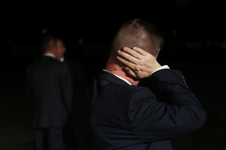 Một nhân viên Mật vụ Mỹ đứng chờ Tổng thống Trump tại sân bay Phoenix-Mesa Gateway ở Mesa, bang Arizona, ngày 19/10/2018.