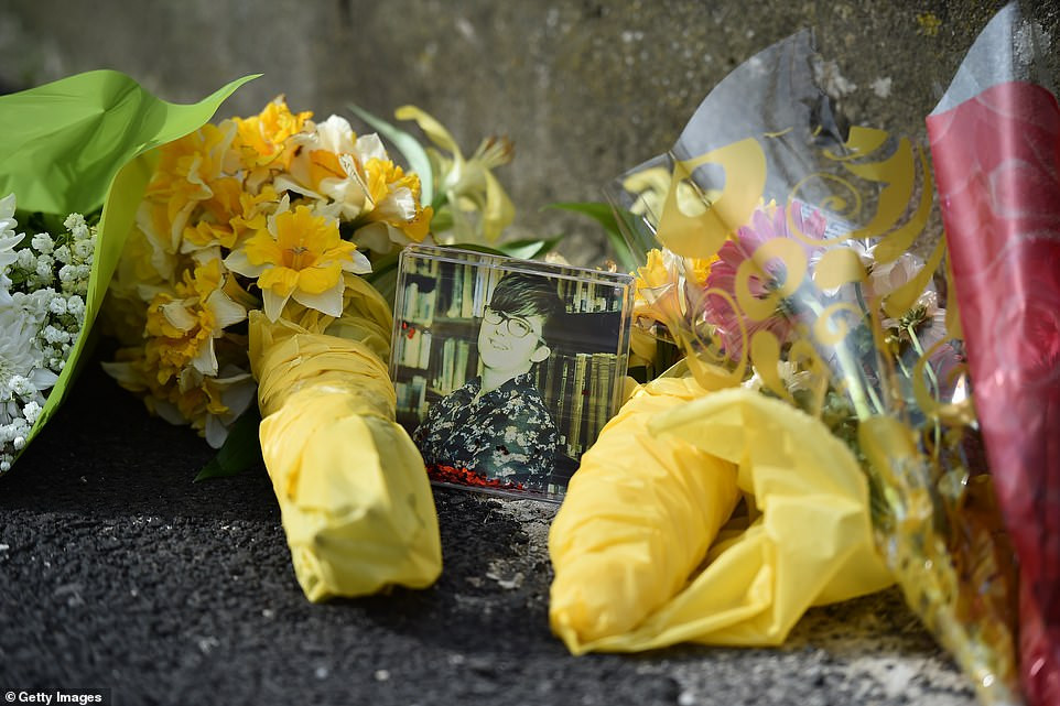 Những bó hoa được đặt tại khu vực gần hiện trường vụ xả súng để tưởng tưởng niệm nữ nhà báo Lyra McKee.