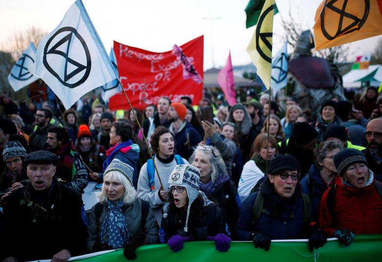 Theo hãng thông tấn Reuters, hàng nghìn nhà hoạt động môi trường đã làm tê liệt một phần trung tâm thủ đô London ngày 15/4, bằng cách chặn khu vực Marble Arch, tàu điện ngầm Oxford Circus và cầu Waterloo,... Họ muốn yêu cầu chính phủ hành động nhiều hơn để giải quyết vấn đề biến đổi khí hậu. (Nguồn ảnh: Reuters)