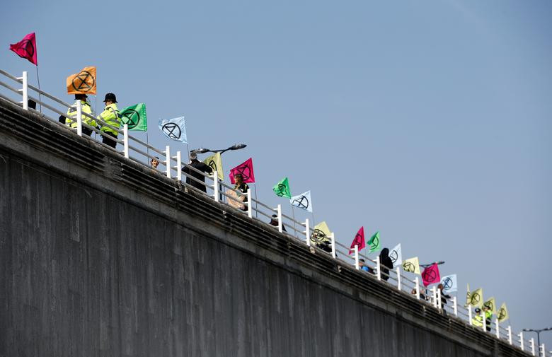 Cờ của tổ chức Extinction Rebellion tung bay trên cây cầu Waterloo.