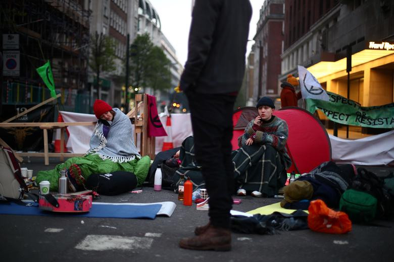 Những nhà hoạt động về biến đổi khí hậu "phong tỏa" một con đường tại khu vực Marble Arch ở London ngày 16/4.