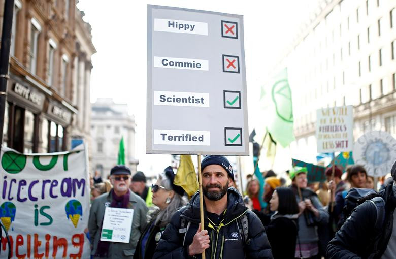 Đám đông người biểu tình tuần hành tại khu vực cầu Waterloo.