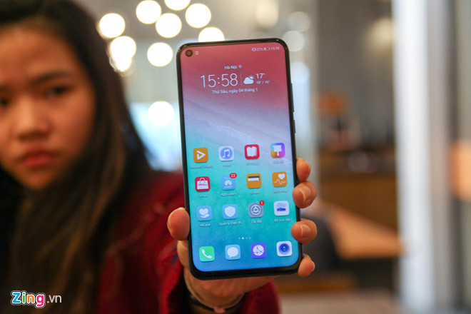 Honor View 20 được xách tay về Việt Nam với mức giá 12,5 triệu đồng, cạnh tranh với các sản phẩm như Xiaomi Mi 8, Samsung Galaxy A9 hay iPhone 7 Plus.