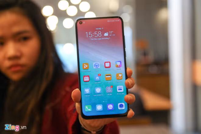 Honor View 20 được xách tay về Việt Nam với mức giá 12,5 triệu đồng, cạnh tranh với các sản phẩm như Xiaomi Mi 8, Samsung Galaxy A9 hay iPhone 7 Plus.