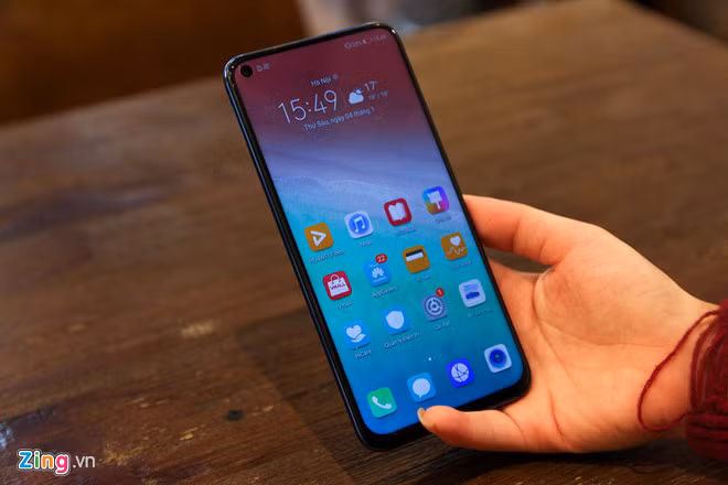 Model này có viên pin dung lượng 4.000 mAh, hỗ trợ sạc nhanh SuperCharge. Theo Honor công bố, máy có thể sạc tới 55% trong 30 phút và 100% pin trong 1,5 giờ.