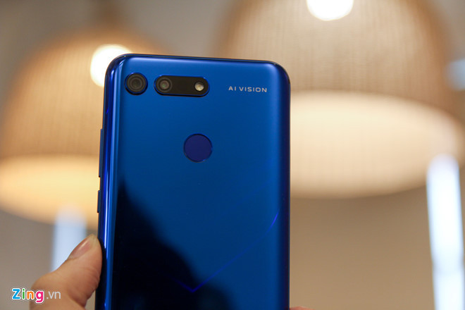 Camera chính có độ phân giải 48 MP được ở vị trí đặt riêng. Trong khi đó, ống kính phụ 12 MP đặt cùng hàng với đèn flash LED. Cách sắp xếp các ống kính khiến tổng thể thiết kế mặt lưng trông khá rối và không đẹp mắt.