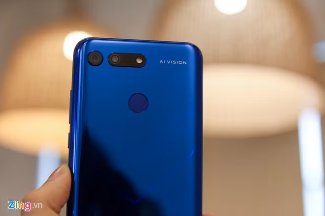 Camera chính có độ phân giải 48 MP được ở vị trí đặt riêng. Trong khi đó, ống kính phụ 12 MP đặt cùng hàng với đèn flash LED. Cách sắp xếp các ống kính khiến tổng thể thiết kế mặt lưng trông khá rối và không đẹp mắt.