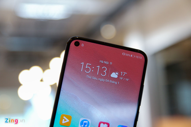 Máy có màn hình LCD kích thước 6,4 inch Full HD, tỷ lệ 19,25:9. Phần “nối ruồi” ở vị trí góc trên bên trái, có đường kính 4,5 mm, nhỏ hơn so với 6,7 mm trên Galaxy A8s.