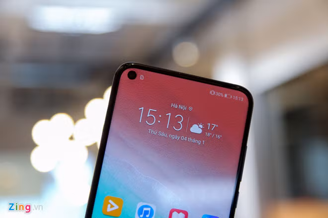 Máy có màn hình LCD kích thước 6,4 inch Full HD, tỷ lệ 19,25:9. Phần “nối ruồi” ở vị trí góc trên bên trái, có đường kính 4,5 mm, nhỏ hơn so với 6,7 mm trên Galaxy A8s.