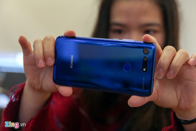 Máy được cài đặt sẵn trên nền Android 9.0 và tuỳ biến theo giao diện EMUI. Đây là phiên bản nội địa xách tay từ thị trường Trung Quốc nên máy có nhiều ứng dụng rác không thể xóa được, lại không có sẵn kho ứng dụng CH Play.