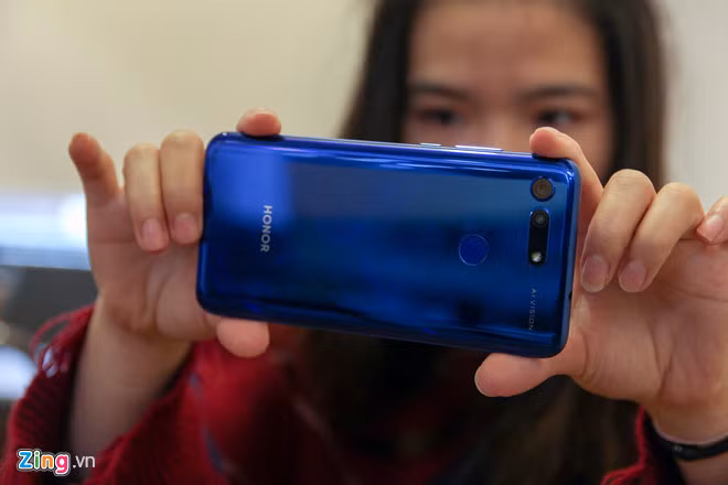 Máy được cài đặt sẵn trên nền Android 9.0 và tuỳ biến theo giao diện EMUI. Đây là phiên bản nội địa xách tay từ thị trường Trung Quốc nên máy có nhiều ứng dụng rác không thể xóa được, lại không có sẵn kho ứng dụng CH Play.