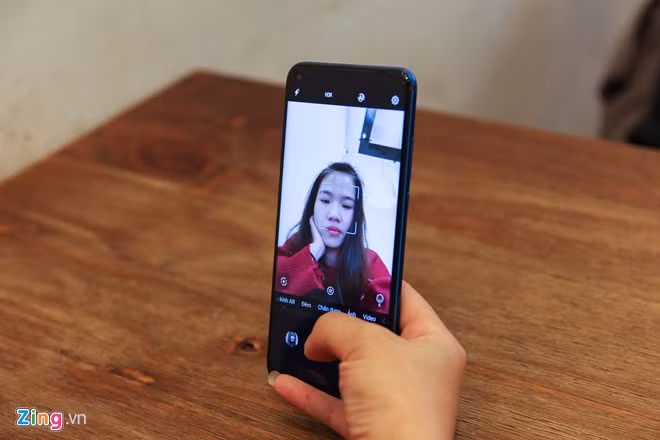 Camera selfie có độ phân giải 25 MP, tích hợp AI cùng nhiều chế độ làm đẹp. Ống kính này cũng hỗ trợ người dùng chụp ảnh xóa phông bằng phần mềm và tùy chỉnh các hiệu ứng boker khác nhau.