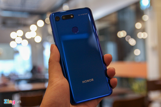 Mặt lưng được hoàn thiện từ kính và bo cong đều ở 4 cạnh mang lại cảm giác cầm nắm ôm tay, thoải mái. Tuy nhiên, mặt lưng kính này bám lại khá nhiều bụi bẩn và dấu vân tay.