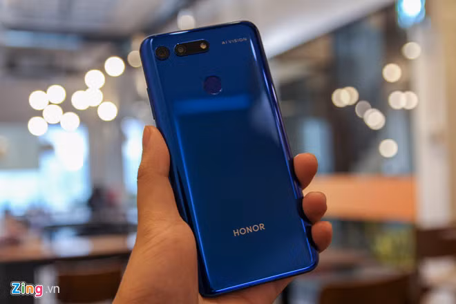 Mặt lưng được hoàn thiện từ kính và bo cong đều ở 4 cạnh mang lại cảm giác cầm nắm ôm tay, thoải mái. Tuy nhiên, mặt lưng kính này bám lại khá nhiều bụi bẩn và dấu vân tay.