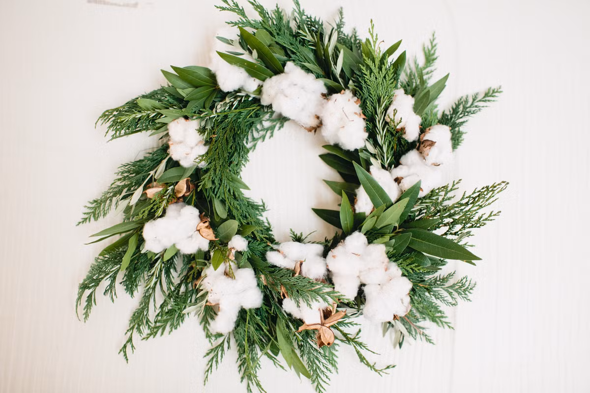 Ai đó tặng bạn cả một tràng hoa đẹp, điều đó có nghĩa bạn sẽ có một cuộc hôn nhân hạnh phúc.