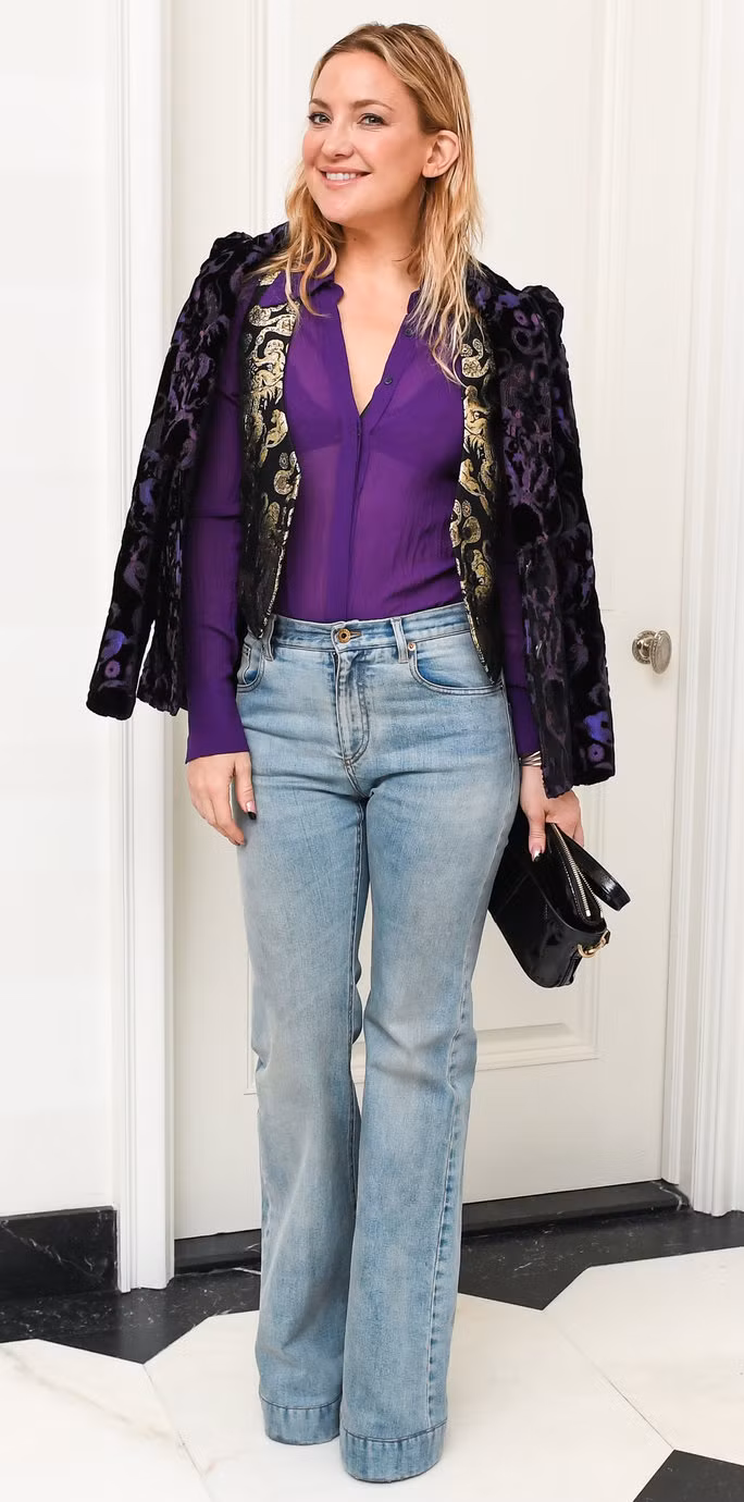 Ngôi sao Hollywood - Kate Hudson khỏe khoắn và sang trọng với quần jean ống rộng, áo sơ mi tím và blazer nhung đẹp mắt.