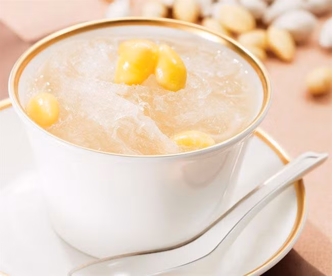 Với món tráng miệng tiệc cưới, đôi uyên ương chọn chè yến cung đình. Yến sào để chế biến chè giúp kích thích tiêu hóa, cầm máu, chữa ho, thường được nấu thành chè yến hạt sen táo đỏ, chè hạt sen. Chè yến được xem là món ăn bổ dưỡng, thưởng thức vào buổi tối sẽ có tác dụng điều hòa giấc ngủ.