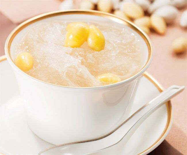 Với món tráng miệng tiệc cưới, đôi uyên ương chọn chè yến cung đình. Yến sào để chế biến chè giúp kích thích tiêu hóa, cầm máu, chữa ho, thường được nấu thành chè yến hạt sen táo đỏ, chè hạt sen. Chè yến được xem là món ăn bổ dưỡng, thưởng thức vào buổi tối sẽ có tác dụng điều hòa giấc ngủ.