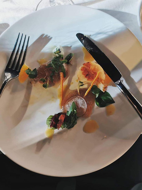 Món khai vị trong tiệc cưới Đông Nhi là sò điệp Hokkaido ăn kèm mứt táo và salad cam Mỹ. Loài vật này có thể đạt kích cỡ bằng một bàn tay, được miêu tả là có thịt mềm, mịn như bơ, có vị ngọt, mặn của biển. Sò điệp Nhật được ưa chuộng vì chất lượng tuyệt hảo, hàng đầu của thế giới.