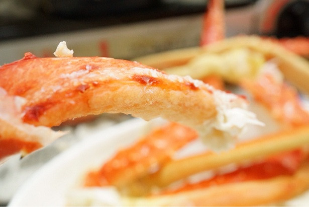 Luôn là một trong những món hải sản đắt đỏ nhất thế giới, những con cua hoàng đế khổng lồ dài gần 1 m thường được giới nhà giàu sẵn sàng chi trả hàng chục triệu đồng để thưởng thức. Còn cua Alaska, Mỹ, được chế biến trong món súp có giá bán ở Việt Nam dao động 1,5 - 2,3 triệu đồng/kg.