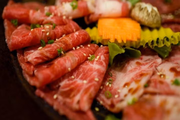 Món thịt bò Wagyu chính thống đến từ Kobe, được xem là một trong những món ăn nổi tiếng của Nhật Bản. Ngoài hương vị thơm ngon, món bò này còn được xếp vào danh sách những loại thịt đắt đỏ nhất. Thông thường, để thưởng thức bò Wagyu, thực khách phải bỏ ra khoảng 200 USD (khoảng 4 triệu đồng) cho mỗi phần bít tết, và 50 USD (khoảng 1 triệu đồng) cho một chiếc bánh Burger.