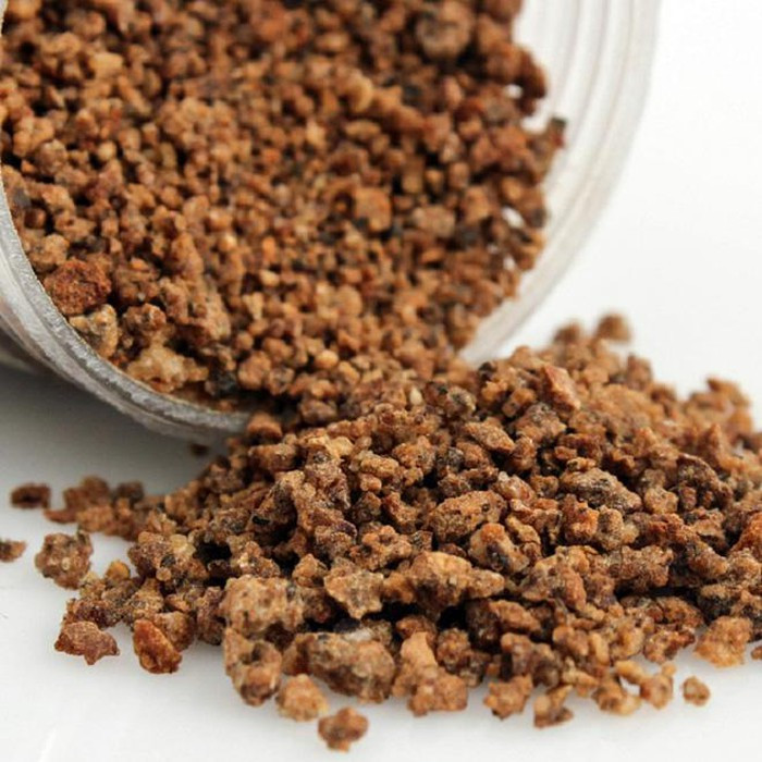 Ngoài ra, trong các món ăn có sử dụng nhiều sản vật Phú Quốc như muối hồng tiêu, rượu sim rừng. Loại muối này được làm từ 3 thành phần: muối hồng, hồ tiêu Phú Quốc và tỏi. Muối hồng tiêu chứa nhiều khoáng chất hơn muối trắng, có vị mặn vừa phải, vị cay lan tỏa bởi mùi hạt tiêu, tỏi thơm.