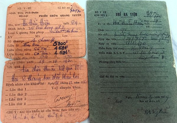 Giấy khám bệnh, thẻ ra viện từ năm 1970 được ông Hiệu giữ gìn cẩn thận