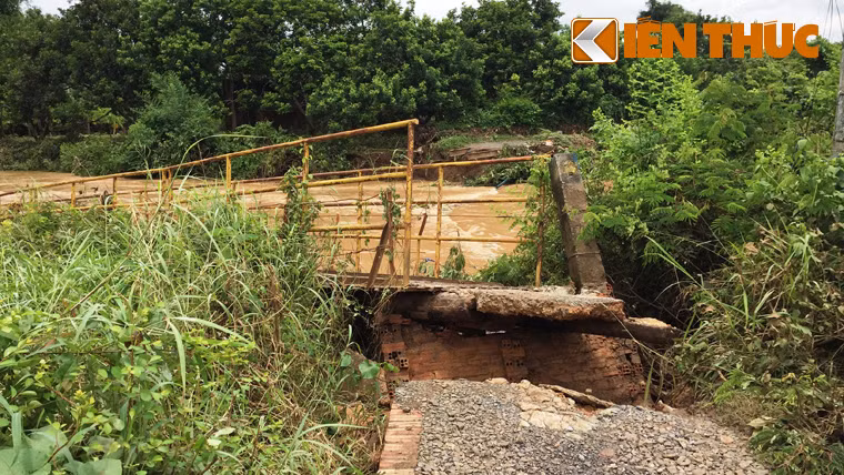 Trụ bê tông chân cầu bị nước cuốn phăng.