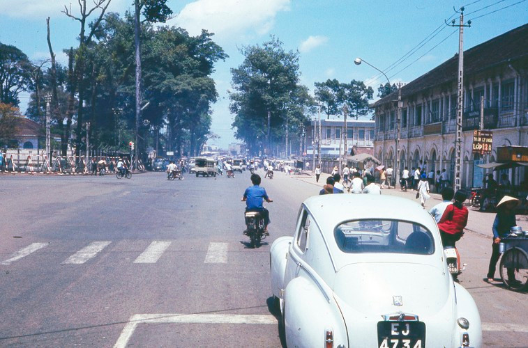 Trên đường Chi Lăng, gần ngã ba Trường Vẽ (ngã ba Nguyễn Văn Học-Chi Lăng, nay là ngã ba Nơ Trang Long - Phan Đăng Lưu), Sài Gòn năm 1971-1972. Bên phải là trường Quốc gia Trang trí Mỹ thuật, thường gọi là trường vẽ. Ảnh: Terry Nelson / Flickr.