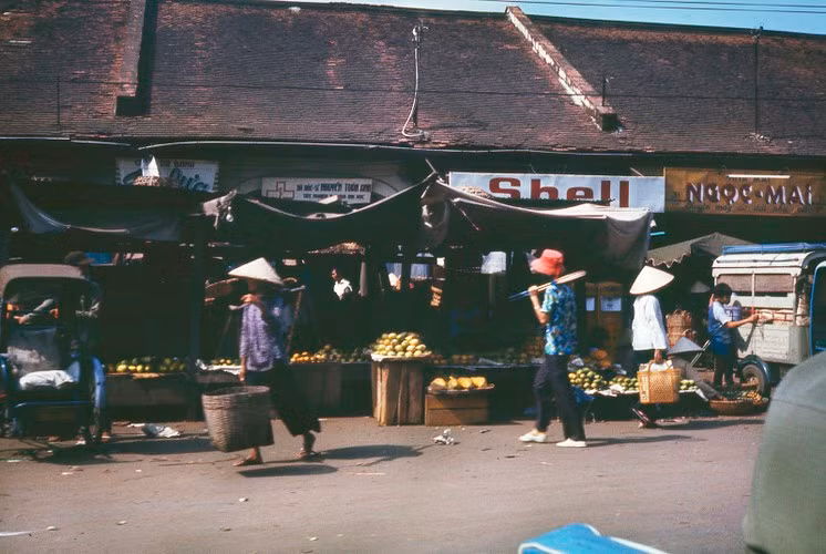 Công trường Hồng Bàng, bên hông chợ Bà Chiểu. Ảnh: Terry Nelson / Flickr.