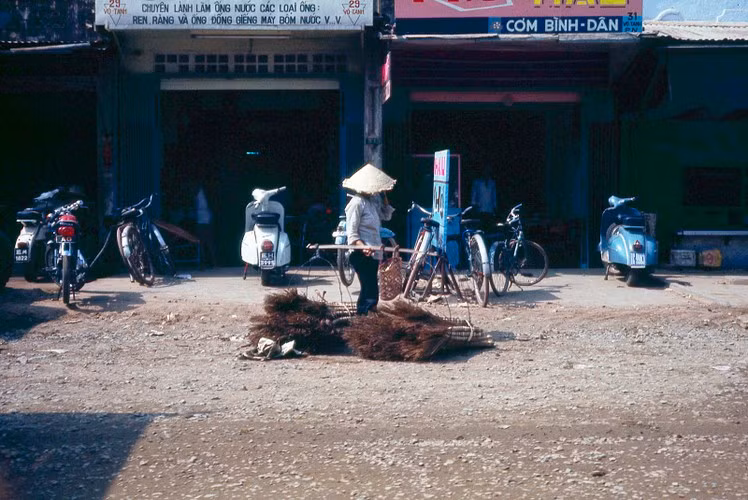 Người bán chổi rong trên đường Võ Tánh (nay là đường Hoàng Văn Thụ), quận Phú Nhuận. Ảnh: Terry Nelson / Flickr.