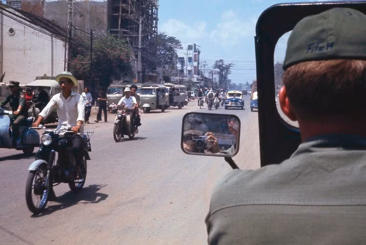 Trên đường Chi Lăng, nay là đường Phan Đăng Lưu. Ảnh: Terry Nelson / Flickr.