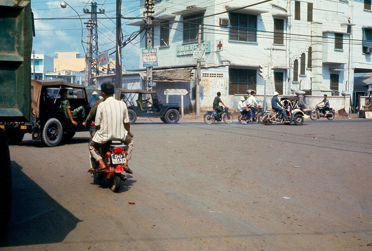 Bệnh viện Cơ Đốc bên ngã tư Phú Nhuận. Ảnh: Terry Nelson / Flickr.