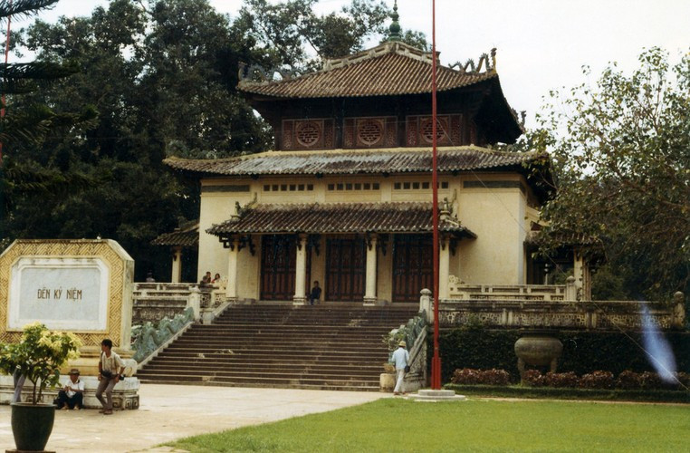 Đền Kỷ niệm trong Thảo Cầm Viên, nay là đền thờ các Vua Hùng, Sài Gòn năm 1972. Ảnh: Kemper14.