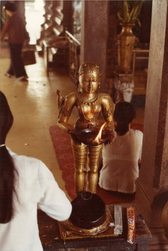 Người Việt làm lễ trong đền Mariamman. Ảnh: Kemper14.