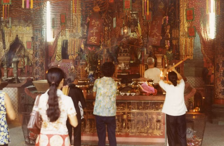 Người dân lễ bái trong chùa Bà Thiên Hậu. Ảnh: Kemper14.