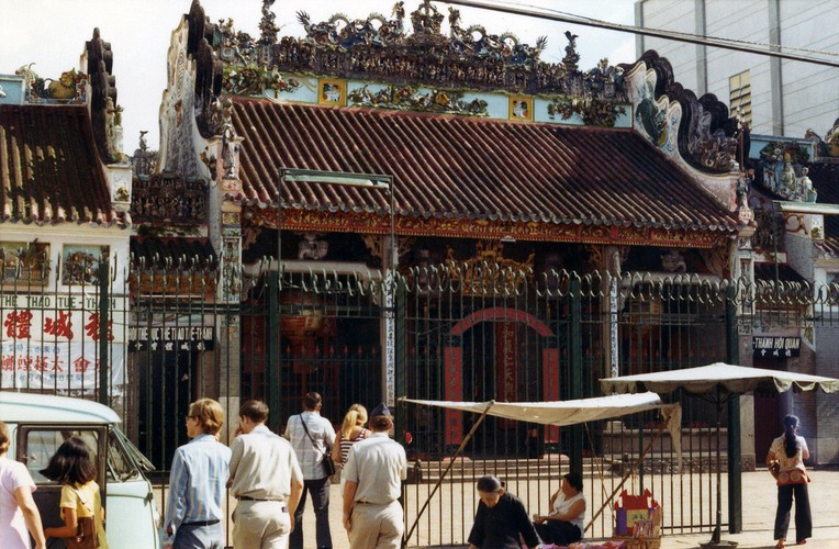 Chùa Bà Thiên Hậu, ngôi chùa nổi tiếng của người Hoa ở khu vực Chợ Lớn năm 1972. Ảnh: Kemper14.