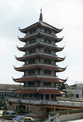Tháp Quán Thế Âm cao 7 tầng của chùa Vĩnh Nghiêm. Ảnh: Kemper14.