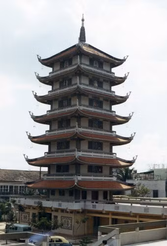 Tháp Quán Thế Âm cao 7 tầng của chùa Vĩnh Nghiêm. Ảnh: Kemper14.