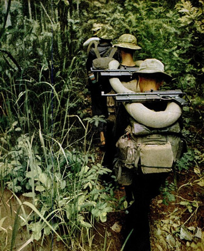 Thực tế đã chứng minh nghi vấn mà hai nhà báo Pháp đặt ra là đúng khi 10 năm sau đó lực lượng cách mạng đã giải phóng hoàn toàn miền Nam, thống nhất đất nước, đánh dấu thất bại quân sự ê chề nhất của người Mỹ trong thế kỷ 20. Ảnh: Nhiều chiến sĩ Giải phóng dùng súng do Pháp sản xuất, có từ thời kỳ trước năm 1954...